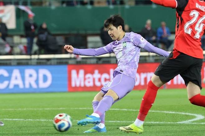 이강인이 1일(한국시간) 오스트리아 빈 에른스트 하펠 스타디움에서 열린 오스트리아와의 평가전에서 슈팅을 시도하고 있다. 연합뉴스