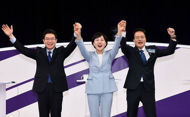 더불어민주당 정원오(왼쪽부터), 전현희, 박주민 서울시장 예비후보가 31일 서울 마포구 상암동 MBC 신사옥에서 열린 더불어민주당 서울시장 후보자 본경선 합동토론회에서 기념촬영하고 있다. 연합뉴스