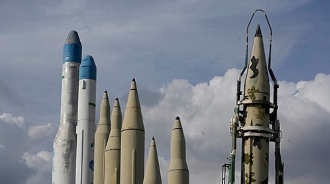 지난달 24일(현지시간) 이란 테헤란 북부의 한 상설 전시장에서 이란이 자체 개발한 미사일과 위성 발사체가 전시돼 있다. AP연합뉴스