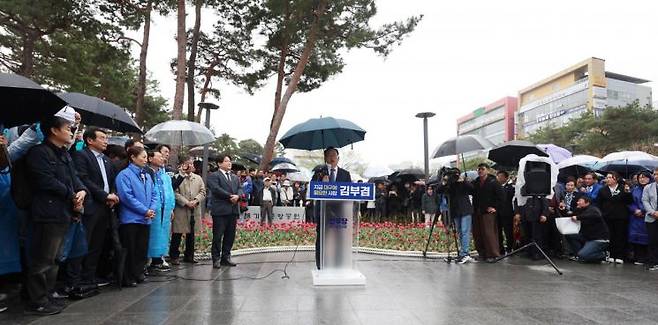 김부겸 전 국무총리가 지난 30일 오후 대구 중구 동성로 2·28기념중앙공원에서 대구시장 선거 출마를 밝히고 있다. 연합뉴스