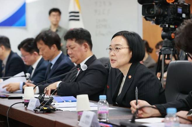 한성숙 중소벤처기업부 장관이 1일 서울 영등포구 소상공인연합회에서 열린 '소상공인분야 영향 점검회의'에서 인사말씀을 하고있다. 중기부