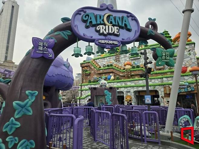 롯데월드 어드벤처 '매직 아일랜드' 내 조성된 '메이플 아일랜드'의 놀이기구 '아르카나 라이드'가 오픈을 준비하고 있다. 노경조 기자