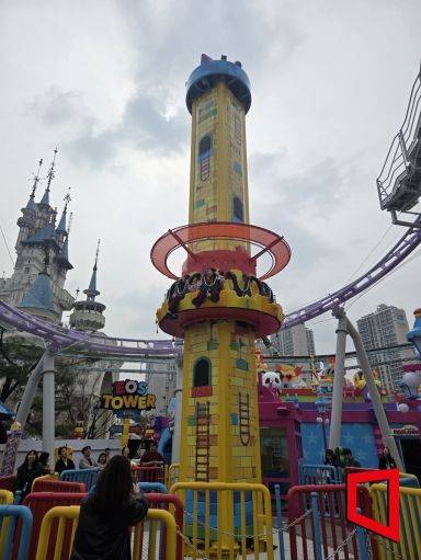 롯데월드 어드벤처 '매직 아일랜드' 내 조성된 '메이플 아일랜드'의 놀이기구 '에오스 타워' 모습. 노경조 기자