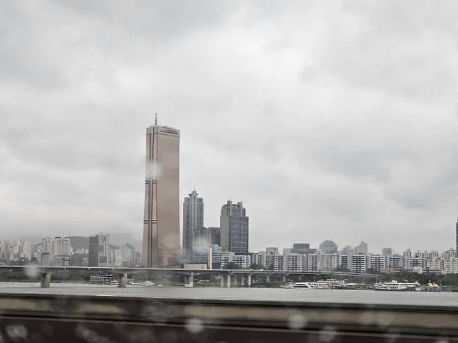 경남·제주도 雨… 전국 낮 최고 18도 [오늘날씨]=수요일인 오늘(4월 1일) 날씨는 전국이 대체로 흐리겠다. 아침 최저기온은 5~12℃, 낮 최고기온은 14~18℃가 되겠다.새벽(00~06시)부터 오후(12~18시) 사이 경남 서부와 제주도에, 오후(12~18시)부터 밤(18~24시) 사이 강원도와 충남권 남동부, 충북, 전라 동부, 그 밖의 경상권에 비가 내리는 곳이 있겠다.또한, 새벽(00~06시)부터 오전(06~12시) 사이 전라 동부와 경북 서부내륙에, 오후(12~18시)에 경기동부에는 0.1mm 미만의 빗방울이 떨어지는 곳이 있겠다. ⓒbnt뉴스: 오늘날씨, 내일날씨, 주간날씨 예보