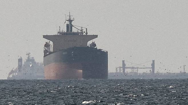 11일 이란 호르무즈 해협 인근 걸프 해역에서 대기중인 화물선들. /로이터 연합뉴스