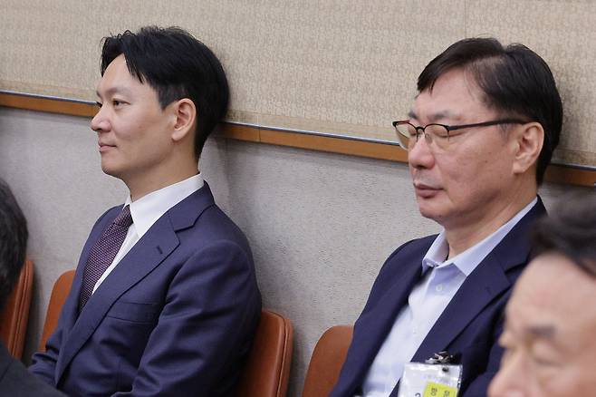 지난해 10월 14일 국정감사에 출석한 대북 송금 사건 수사 검사 박상용 당시 법무연수원 교수(왼쪽)와 이화영 전 경기도 평화부지사. /뉴스1