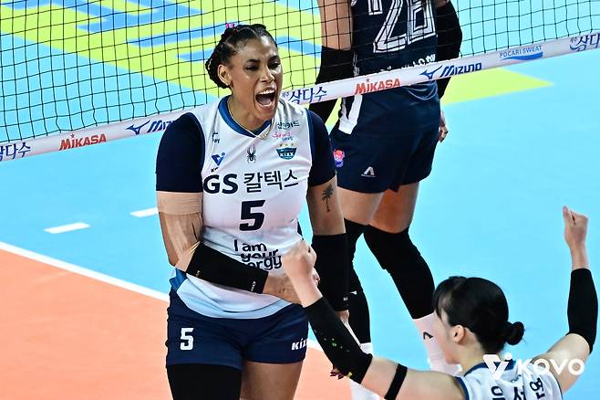 GS칼텍스 실바가 1일 김천실내체육관에서 열린 2025-2026 V-리그 포스트시즌 여자 프로배구 챔피언 결정전 1차전 GS칼텍스와 한국도로공사의 경기에서 환호하고 있다./KOVO