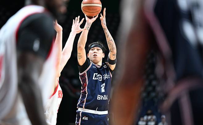 KCC 최준용이 1일 SK전에서 슈팅을 시도하고 있다. 그는 이날 3점슛 4개를 꽂는 등 19점을 올리며 공격을 이끌었다. /KBL