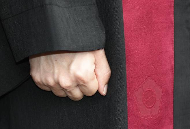 2020년 정부과천청사 법무부에서 열린 신임검사 임관식에서 법복을 입은 신임검사가 주먹을 굳게 쥐고 있다. /연합뉴스