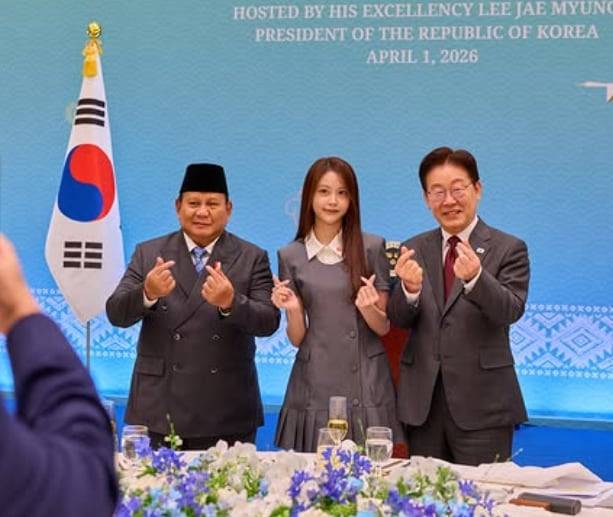 1일 청와대 영빈관에서 열린 국빈 오찬에서 ﻿프라보워 수비안토 인도네시아 대통령(왼쪽부터), 그룹 하츠투하츠 카르멘, 이재명 대통령이 포즈를 취하고 있다. /이재명 대통령 인스타그램