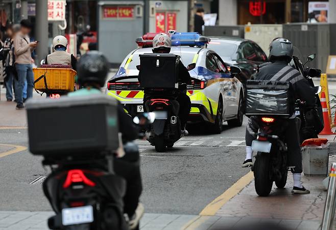서울 시내에서 라이더들이 음식을 배달을 하고 있다./뉴스1