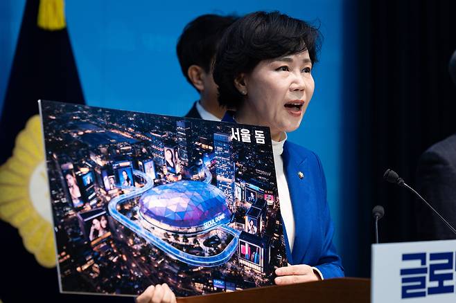 전현희 더불어민주당 의원이 2일 서울 여의도 국회 소통관에서 기자회견을 열고 서울시장 출마를 선언하고 있다. /뉴스1