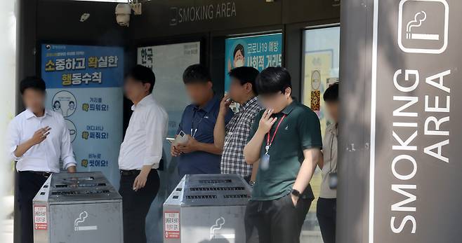 서울 시내 흡연구역에서 시민들이 흡연하고 있다. /뉴스1