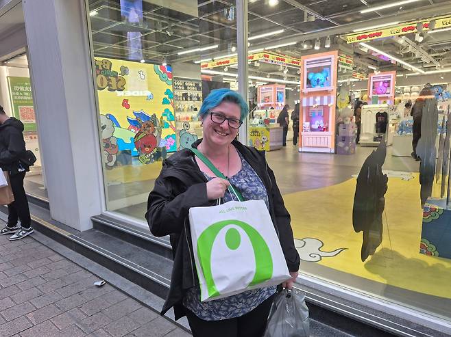 지난달 31일 서울 중구 명동 올리브영에서 쇼핑을 마친 후 나온 기즐라 캐넨트(43)씨./임희재 기자