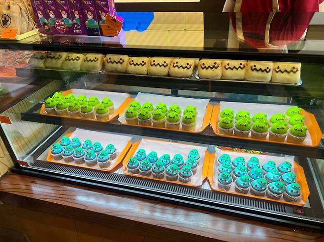 1일 잠실 롯데월드 '메이플 아이랜드' 내 식음료 공간 '메이플 스위츠' 쇼케이스에 디저트가 진열돼 있다. ⓒ데일리안 이주은 기자