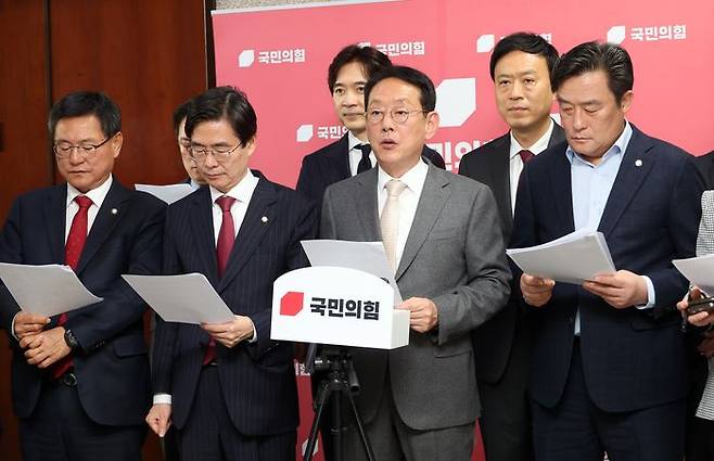 국민의힘 김도읍 의원을 비롯한 부산지역 의원들이 1일 국회 원내대표실에서 '부산글로벌허브 도시 조성에 관한 특별법' 대책 회의를 마친 뒤 나와 "이재명 대통령의 의회 경시 발언 사과"와 "법안의 신속한 처리" 등을 요구하고 있다. ⓒ연합뉴스