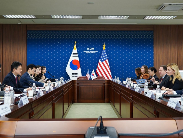 임상우 외교부 공공외교대사가 1일 서울에서 사라 로저스(오쪽) 미국 국무부 공공외교 담당 차관과 제2차 한미 공공외교 협의를 개최하고 있다.[사라 로저스 미국 국무부 공공외교 담당차관 X(엑스) 계정 사진 갈무리]