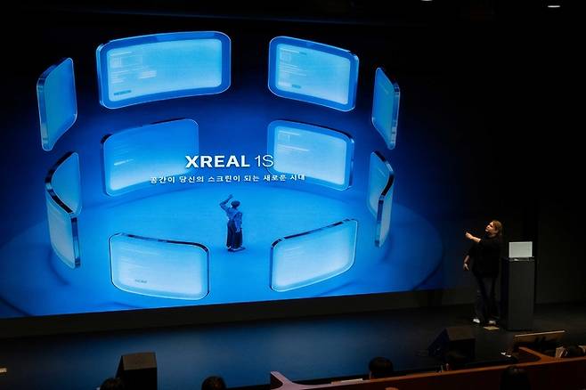 엑스리얼 관계자가 1일 엑스리얼 신제품을 설명하고 있다.