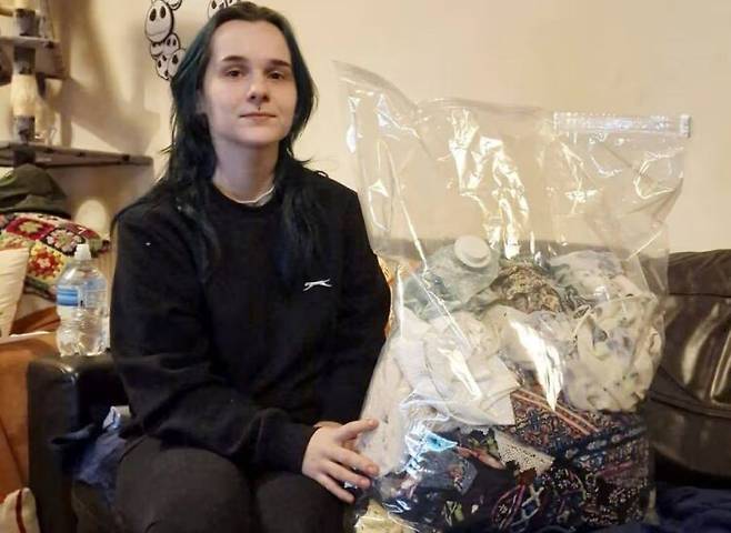 프레야 베이커는 땀을 너무 흘려 항상 헐렁한 티셔츠에 낡은 속옷이나 옷감을 겨드랑이에 넣어 입는다고 전했다. 봉지에 담긴 옷감 뭉치. 출처=더 미러