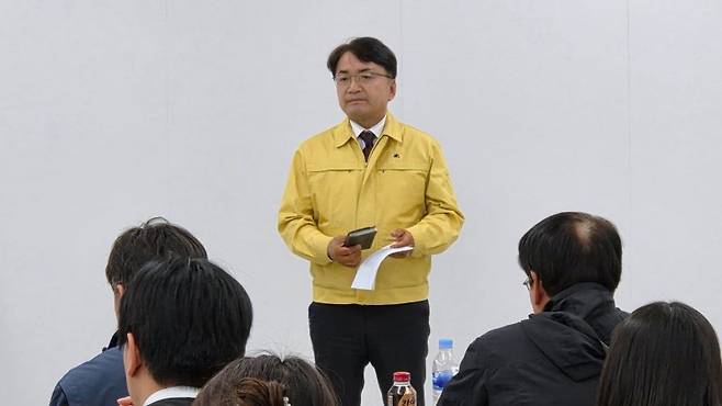 김광용 행정안전부 재난안전관리본부장이 3월 31일 대전광역시청에서 열린 대전 공장 화재 관계기관 합동 4차 설명회에서 유가족들의 의견을 들으며 발언하고 있다.뉴스1