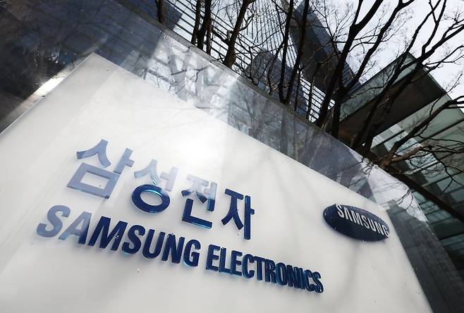 삼성전자가 메모리 가격 급등과 파운드리 실적 개선에 힘입어 올해 영업이익이 전년 대비 396% 급증할 것으로 전망된다. 특히 14조원 규모의 자사주 소각 결정과 3~5년 장기공급계약 전환 추진이 맞물리며 주주환원 강화 기대도 높아지고 있다. 서울 서초구 삼성전자 사옥 모습. /사진=뉴스1