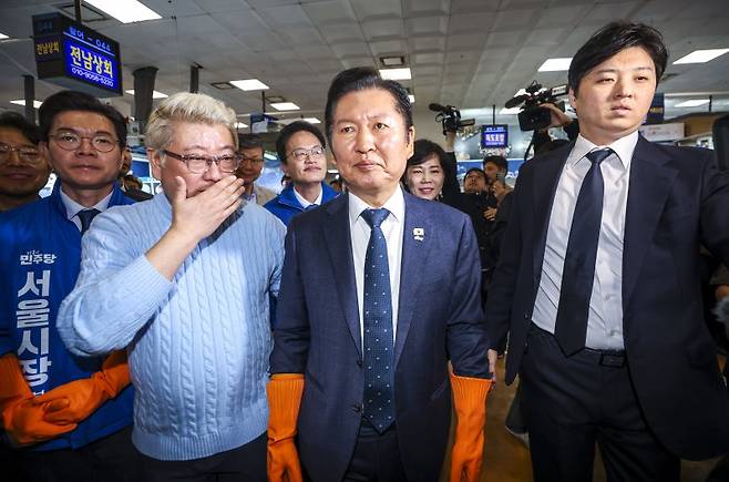 정청래 더불어민주당 대표를 비롯한 서울시장 경선후보로 출마한 정원오, 박주민 전현희 후보가 지난달 30일 서울 동작구 노량진수산시장을 찾아 시장을 둘러보고 있다. 뉴시스