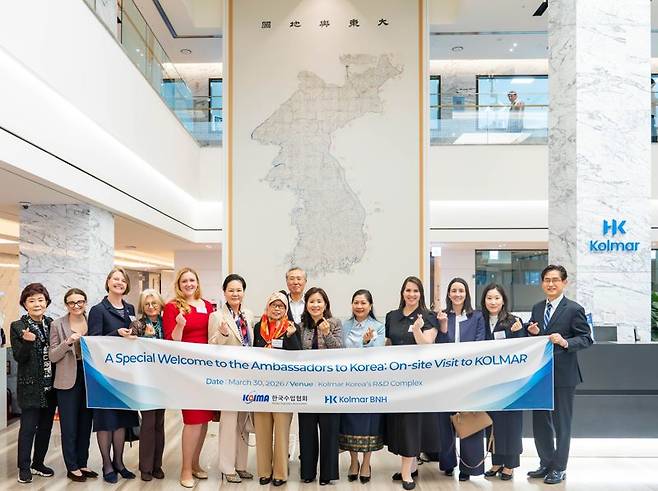 지난 30일 한국콜마종합기술원에서 열린 'K뷰티 및 K헬스케어 산업 현장방문 행사'에서 윤여원 콜마비앤에이치 대표(오른쪽에서 여섯번째)가 주한 여성대사 10인 등 관계자들과 기념촬영을 하고 있다. 한국수입협회 제공