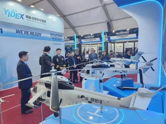 한국항공우주산업(KAI) 관계자가 1∼3일 창원 해군사관학교에서 열리는 '2026 이순신 방위산업전(YIDEX)' KAI 부스에서 전시물을 설명하고 있다. KAI 제공