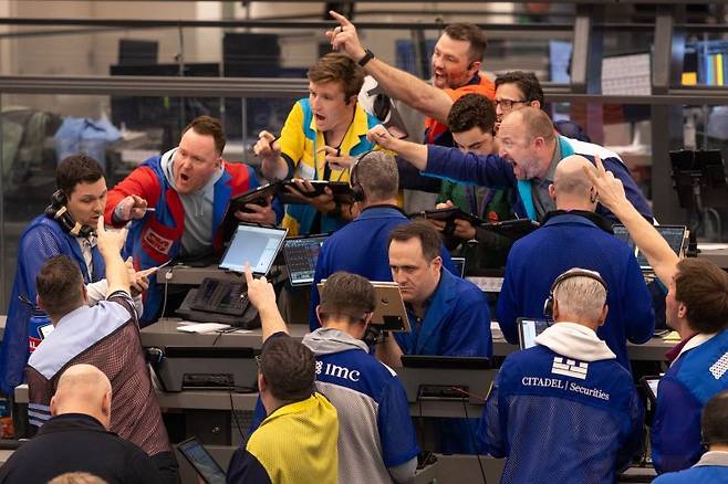 뜨거운 美증시. 북미에서 가장 규모가 큰 미국 시카고옵션거래소(CBOE)의 S&P옵션 거래장에서 지난달 31일(현지시간) 중개인들이 매매 신호를 보내며 거래에 열중하고 있다. 도널드 트럼프 미국 대통령이 이날 전쟁 종식에 대한 입장을 밝힌 뒤 미국 증시는 나스닥 지수가 3.8% 폭등하는 등 기록적인 상승세를 보였다. AFP연합뉴스