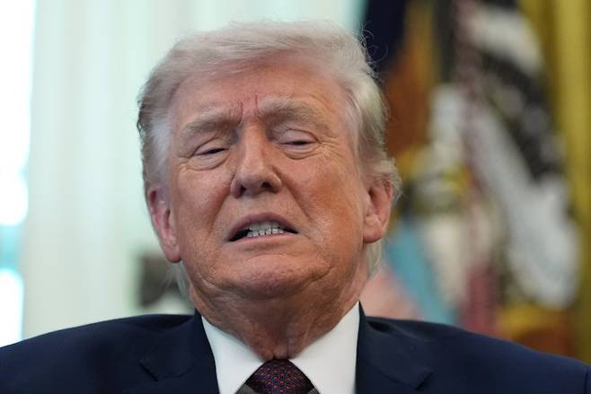 도널드 트럼프 미국 대통령이 31일(현지 시간) 백악관 집무실에서 행정명령 서명식을 진행한 뒤 취재진에 발언하고 있다. 뉴시스