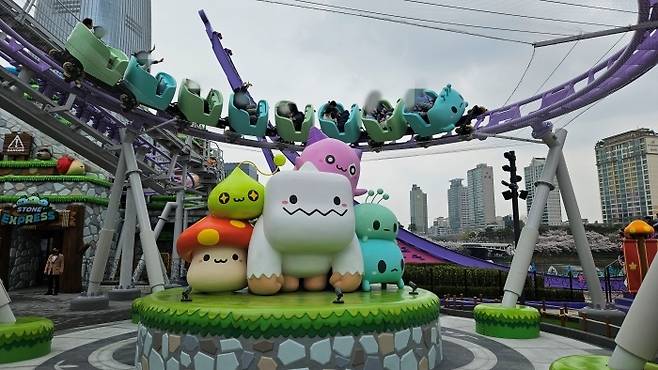 ‘메이플 아일랜드’를 관통하기에 가장 자주 볼 수 있는 어트랙션이기도 하다.