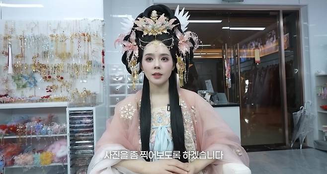 왕홍 메이크업을 받는 배우 한가인. 유튜브 채널 ‘자유부인 한가인’ 영상 갈무리