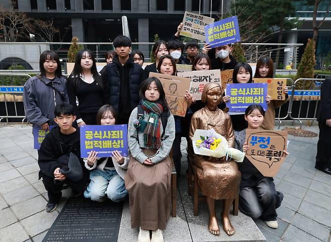 시민들이 1일 낮 서울 종로구 주한일본대사관 앞 평화로에서 제1746차 일본군성노예제 문제해결을 위한 정기 수요시위가 열리고 나서 울타리에서 벗어난 평화의 소녀상과 기념사진을 찍고 있다. 김혜윤 기자 unique@hani.co.kr