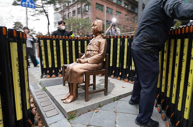 제1746차 일본군성노예제 문제해결을 위한 정기 수요시위가 1일 낮 서울 종로구 주한일본대사관 앞 평화로에서 열리기 전 평화의 소녀상을 둘러싸고 있던 경찰 울타리가 치워지고 있다. 김혜윤 기자 unique@hani.co.kr