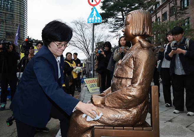 제1746차 일본군성노예제 문제해결을 위한 정기 수요시위가 1일 낮 서울 종로구 주한일본대사관 앞 평화로에서 열리기 전 평화의 소녀상을 둘러싸고 있던 경찰 울타리가 치워진 다음 원민경 성평등가족부 장관이 소녀상을 닦고 있다. 김혜윤 기자 unique@hani.co.kr