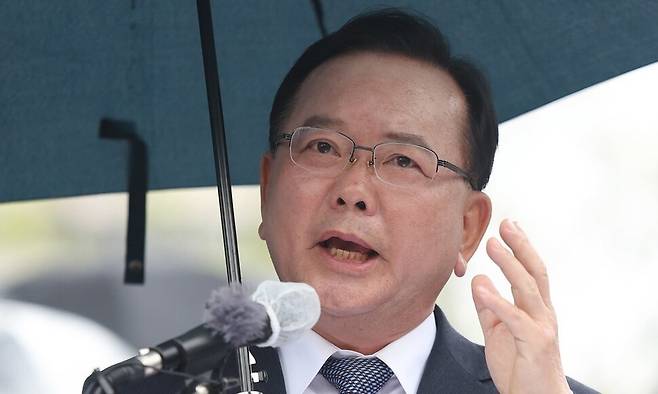 더불어민주당 소속 김부겸 전 국무총리가 지난 30일 오후 대구 중구 동성로 2·28기념중앙공원에서 대구시장 선거 출마 선언을 하고 있다. 연합뉴스