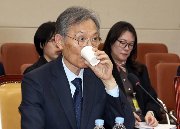 고광헌 방송미디어통신심의위원회 위원장 후보자가 1일 국회에서 열린 인사청문회에서 물을 마시고 있다. 윤운식 선임기자 yws@hani.co.kr