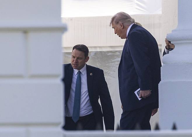 도널드 트럼프 미국 대통령이 1일(현지시각) 미 워싱턴 D.C. 백악관 관저에서 차량으로 이동하고 있다. 트럼프 대통령은 출생 시민권 소송 변론에 참석할 예정이며, 현직 대통령으로는 처음으로 대법원 구두 변론에 참석하게 된다. 워싱턴/EPA 연합뉴스