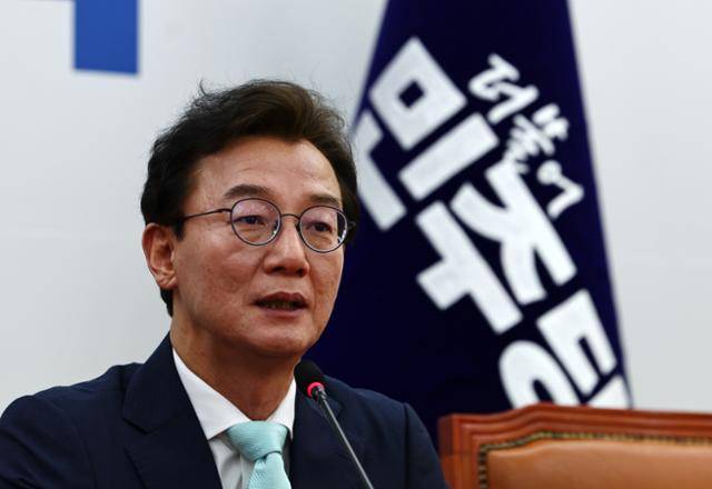 더불어민주당 후보로 부산시장 출마를 준비 중인 전재수 의원이 24일 오전 서울 여의도 국회에서 열린 부산 현안 관련 간담회에서 한병도 원내대표와 만나 발언하고 있다. 뉴시스