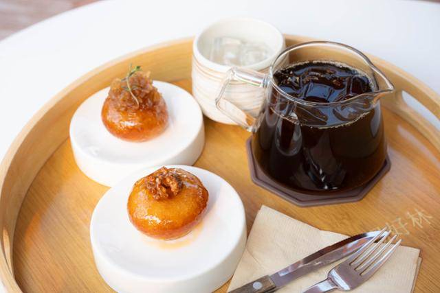 남구 양림동 호양호림의 개성주악과 아이스 커피. 위가 애플시나몬 개성주악, 아래가 호두정과 개성주악.