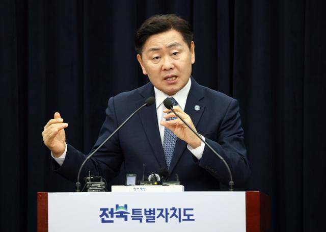 김관영 전북특별자치도지사가 지난달 25일 전북 전주시 전북특별자치도청 기자회견장에서 조선산업과 관련한 기자회견을 열고 질의에 답변하고 있다. 전주=뉴시스