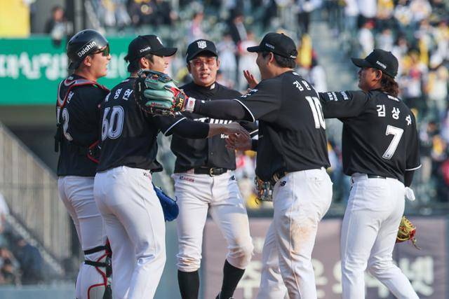 지난해 한국시리즈 우승팀 LG 트윈스를 상대로 개막 2연전에서 모두 승리한 kt 위즈 선수들이 경기 후 마운드에 모여 기쁨을 나누고 있다. kt 위즈는 전통적으로 여름 이후 성적이 좋은 팀이다. 연합뉴스