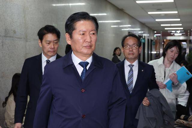 정청래(왼쪽 두 번째) 더불어민주당 대표가 1일 국회에서 열린 비공개 최고위원회의에 참석하고 있다. 뉴스1