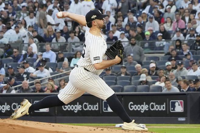 <yonhap photo-2739=""> New York Yankees starting pitcher Carlos Rodon (55) throws in the first inning against the Boston Red Sox during game two of a MLB American League Wild Card series at Yankee Stadium in New York City on Wednesday, October 1, 2025. Photo by Ray Stubblebine/UPI/2025-10-02 07:22:04/ <저작권자 ⓒ 1980~2025 ㈜연합뉴스. 무단 전재 재배포 금지, AI 학습 및 활용 금지></yonhap>