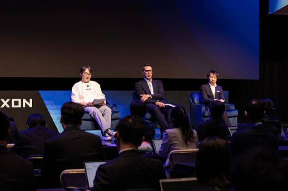 (왼쪽부터) 이정헌 넥슨 대표, 패트릭 쇠더룬드 넥슨 회장, 우에무라 시로 넥슨 최고재무책임자(CFO)가 31일 일본에서 열린 '자본시장 브리핑' 행사에서 질의응답을 받고 있다. [사진=넥슨]