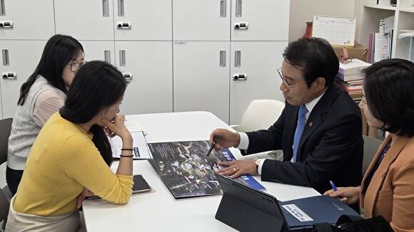 최경식 시장이 문화체육관광부를 방문해 지역 현안 사업을 설명하고 있다. [사진=남원시 ]