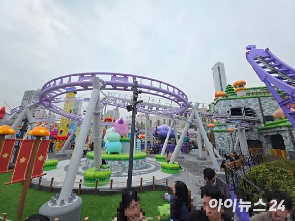 1일 서울 잠실 롯데월드 야외공간에 마련된 '메이플 아일랜드'의 모습. [사진=박정민 기자]