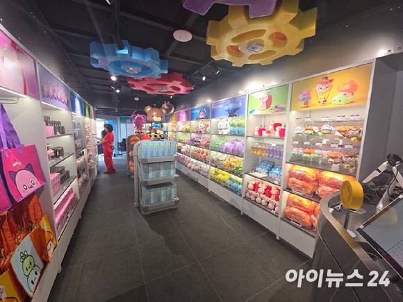 1일 서울 잠실 롯데월드 내 메이플 아일랜드에 마련된 '메이플 스토어'의 모습. [사진=박정민 기자]