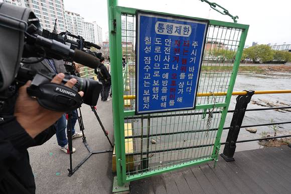 31일 대구 북구 칠성동 잠수교 아래 신천에서 여성의 시신이 담긴 캐리어가 발견된 가운데 캐리어가 발견된 지점에서 취재진이 취재하고 있다. [사진=연합뉴스]