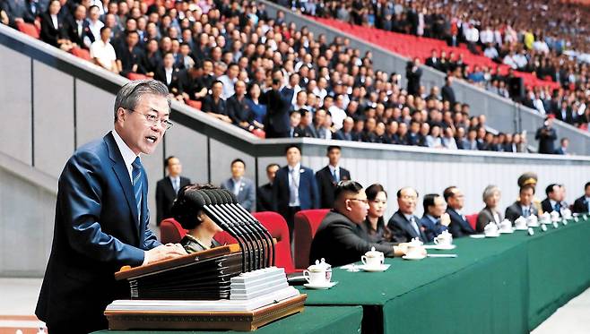 문재인 전 대통령이 2018년 9월 19일 밤 평양 5.1경기장에서 열린 대집단체조와 예술공연 '빛나는 조국'을 관람한 뒤 남북정상회담 기간 동안 환대해 준 김정은 국무위원장과 평양시민들에게 감사 인사를 하고 있다. 평양사진공동취재단